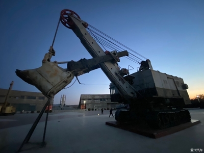 夕陽(yáng)余暉下的阜新 一座工業(yè)城市的記憶與礦山、建筑設(shè)備零部件的回響